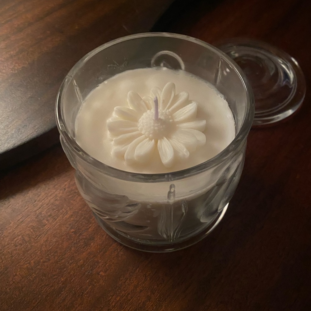 Daisy beach Scented Soy Candle,Glass Gloria Vanderbilt vanity Jar.